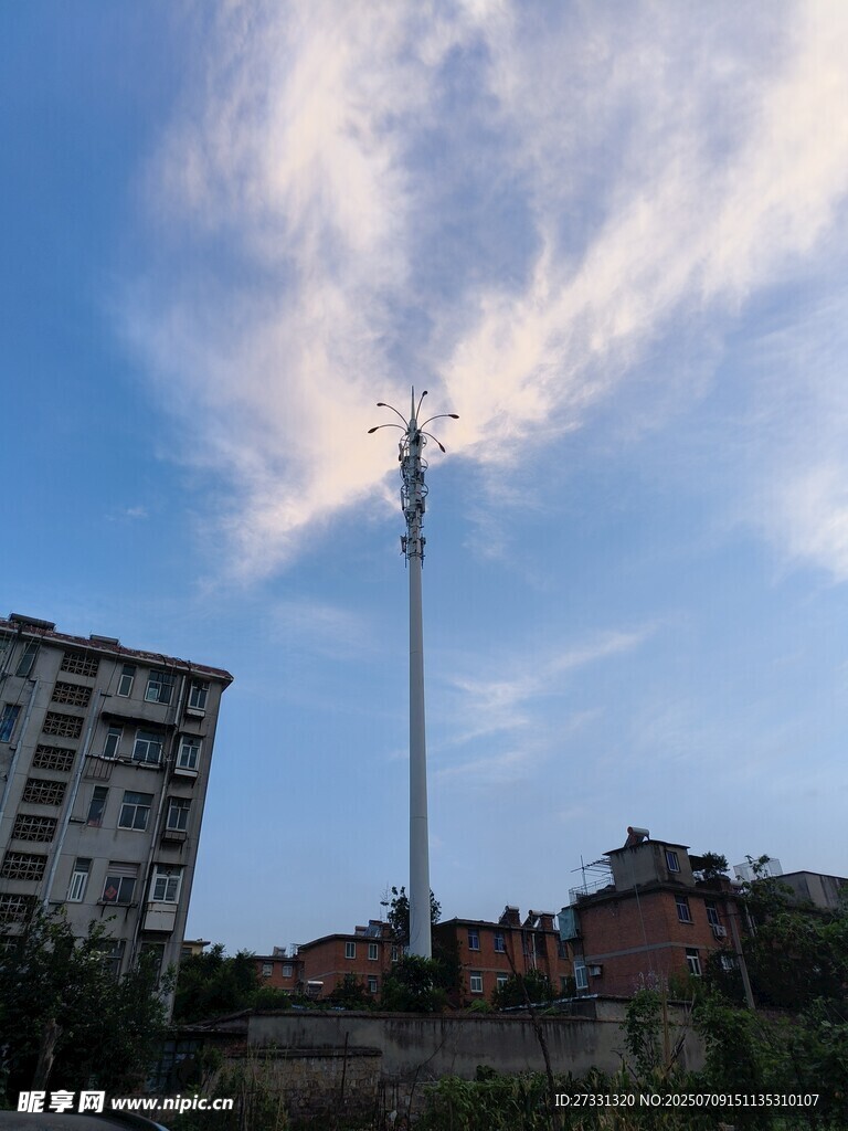 城市中的高耸通信铁塔