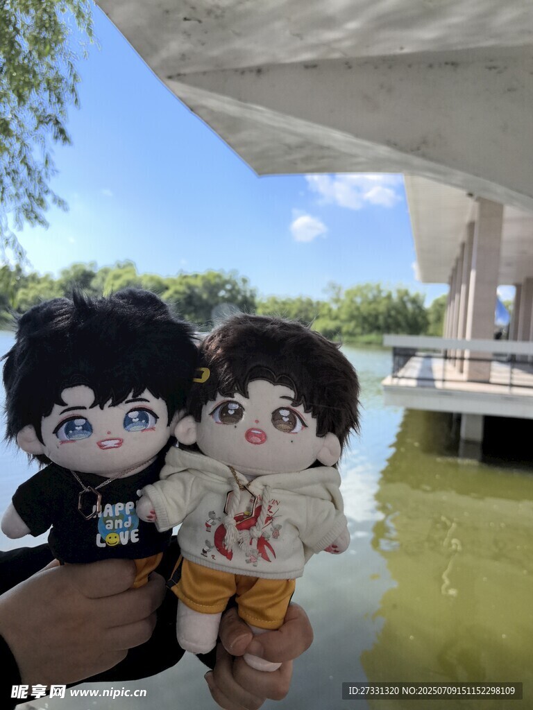 水边手持可爱玩偶的场景