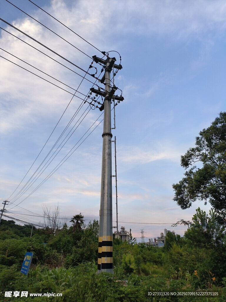 田野中的高压输电电线杆