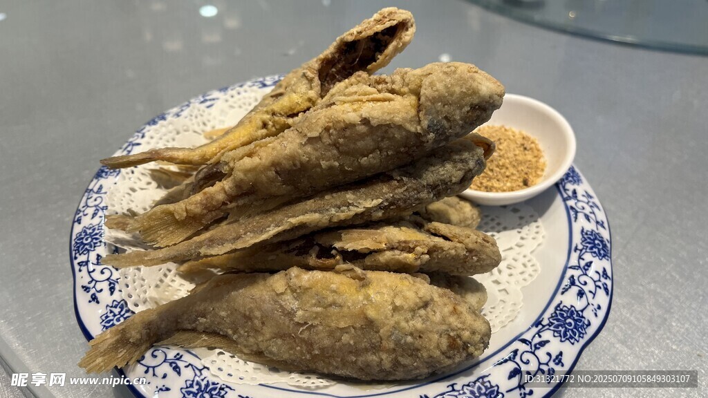 香酥炸小鱼配蘸料