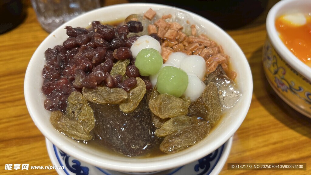 美味特色甜品碗中呈现