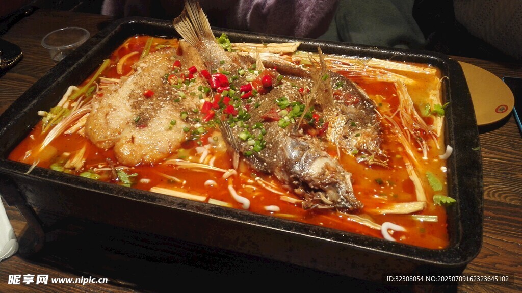 麻辣鲜香烤鱼诱人上桌
