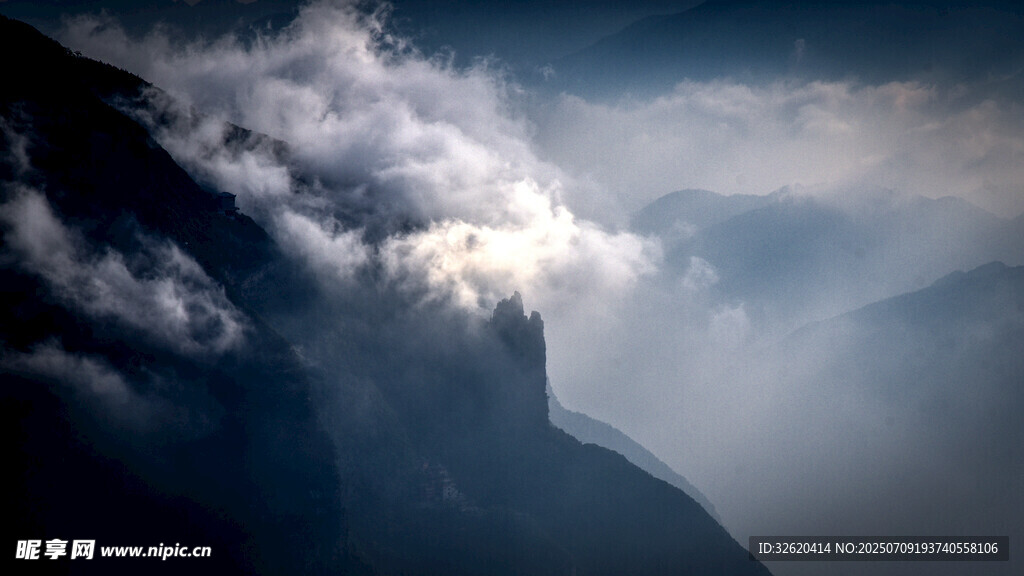云雾缭绕的壮丽山景