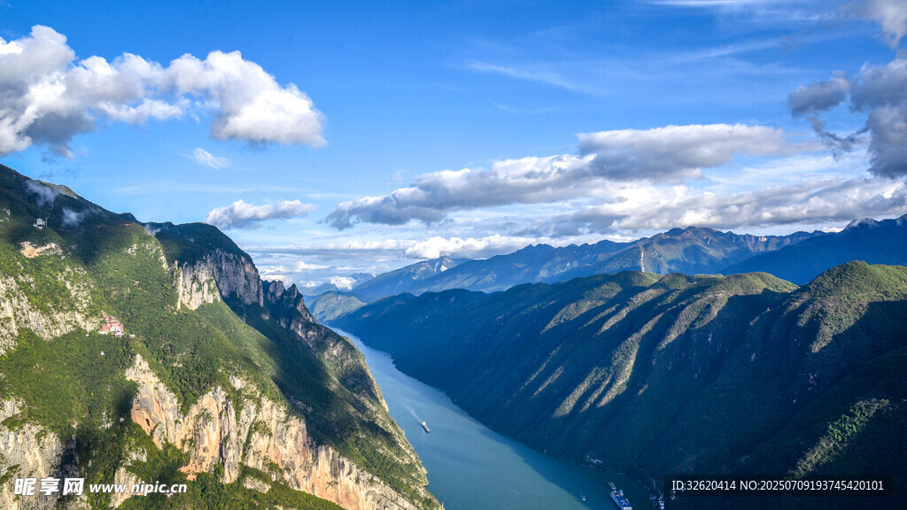 壮丽山河间的蓝色河流