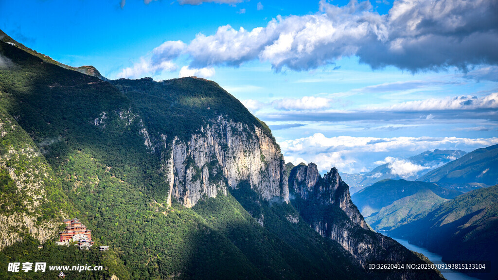 壮丽山景 云海蓝天相衬