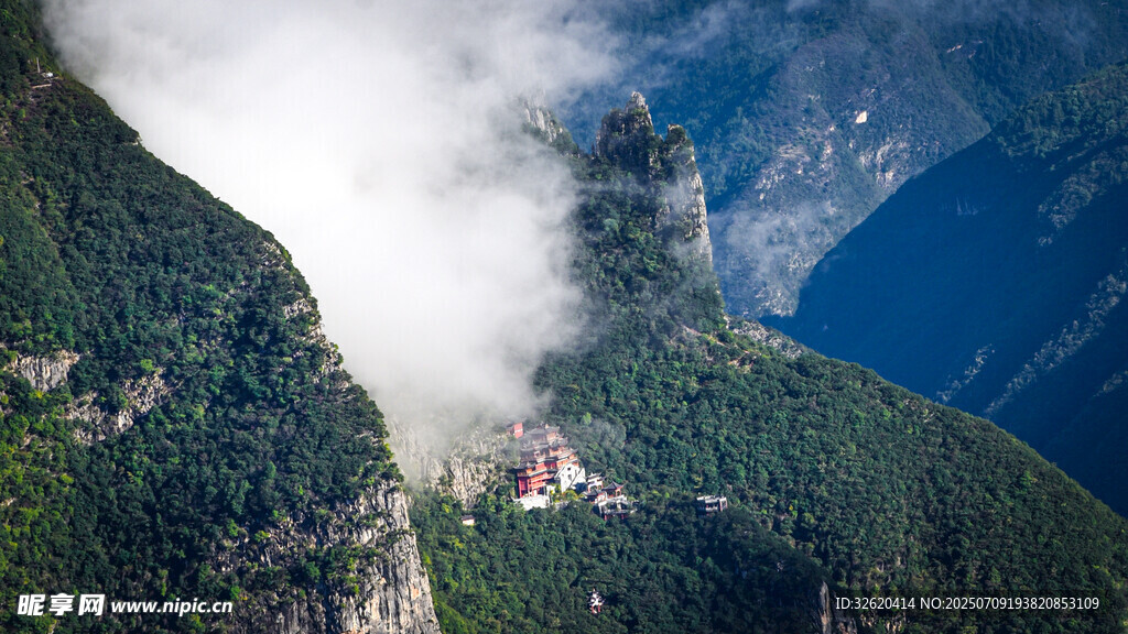 云雾缭绕的山间壮丽景观