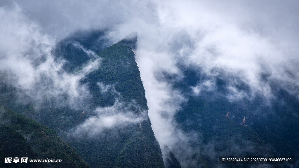 云雾缭绕的巍峨山峰