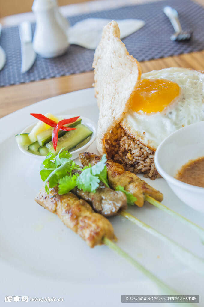 烤肉串 米饭 煎蛋