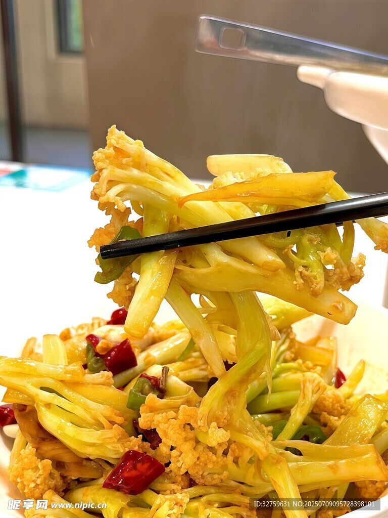 筷子夹起的美味菊花茄子