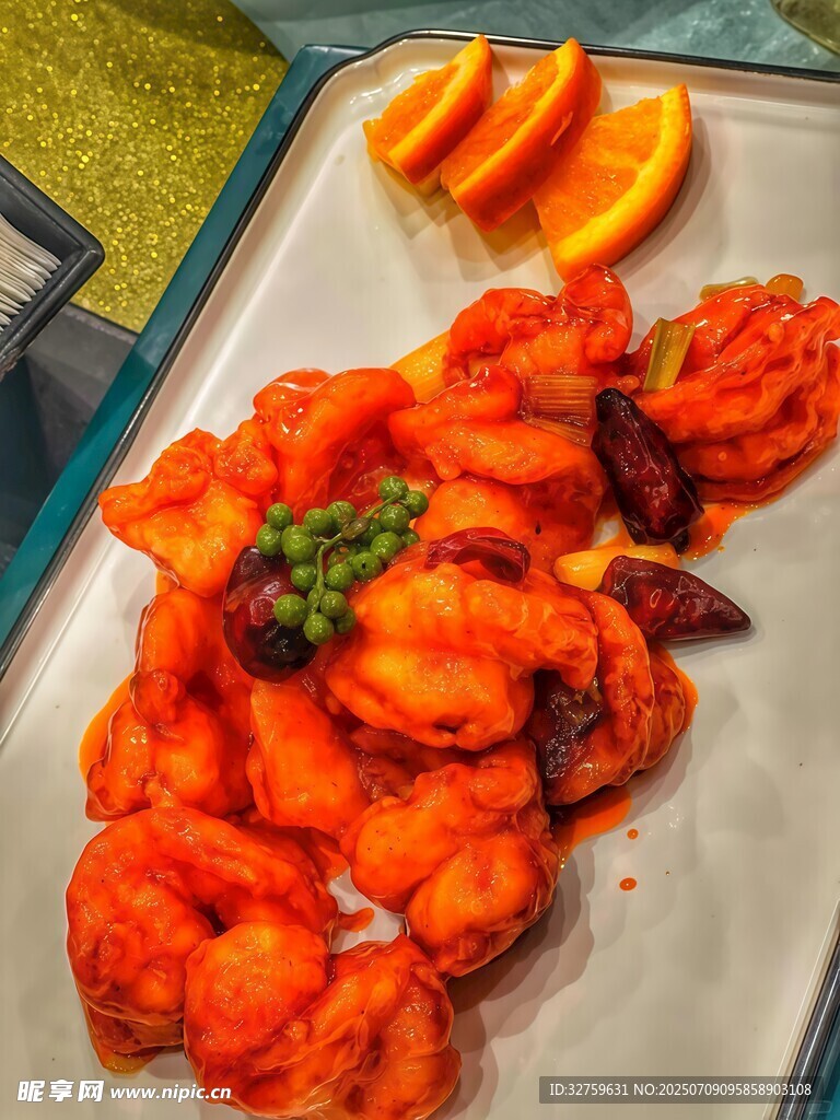 美味香辣虾配新鲜橙子