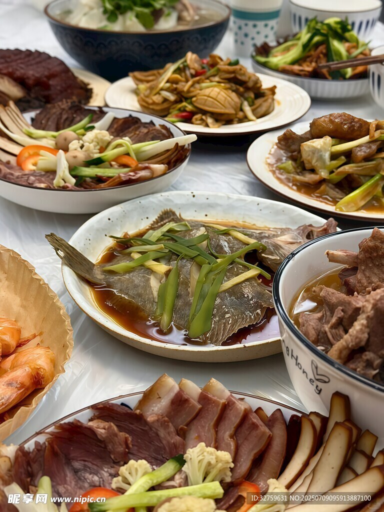 丰盛中式菜肴摆满一桌