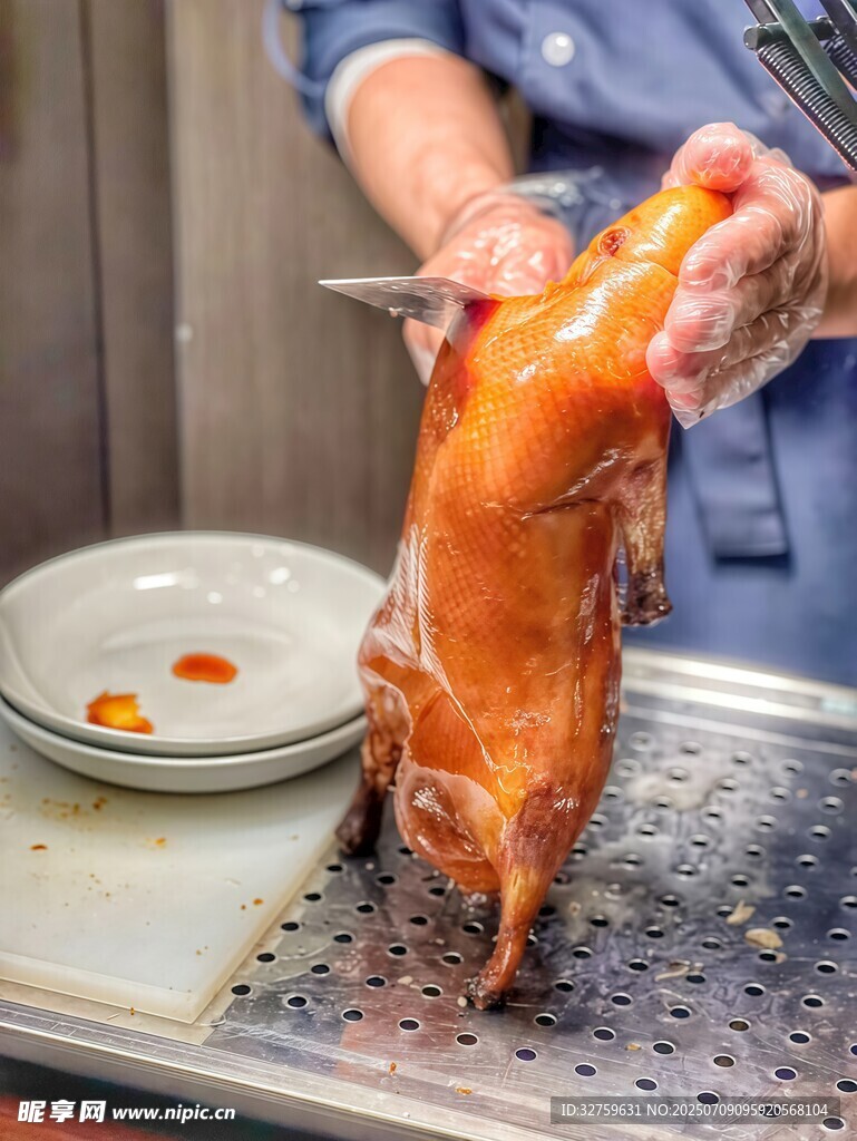 厨师切美味烤鸭