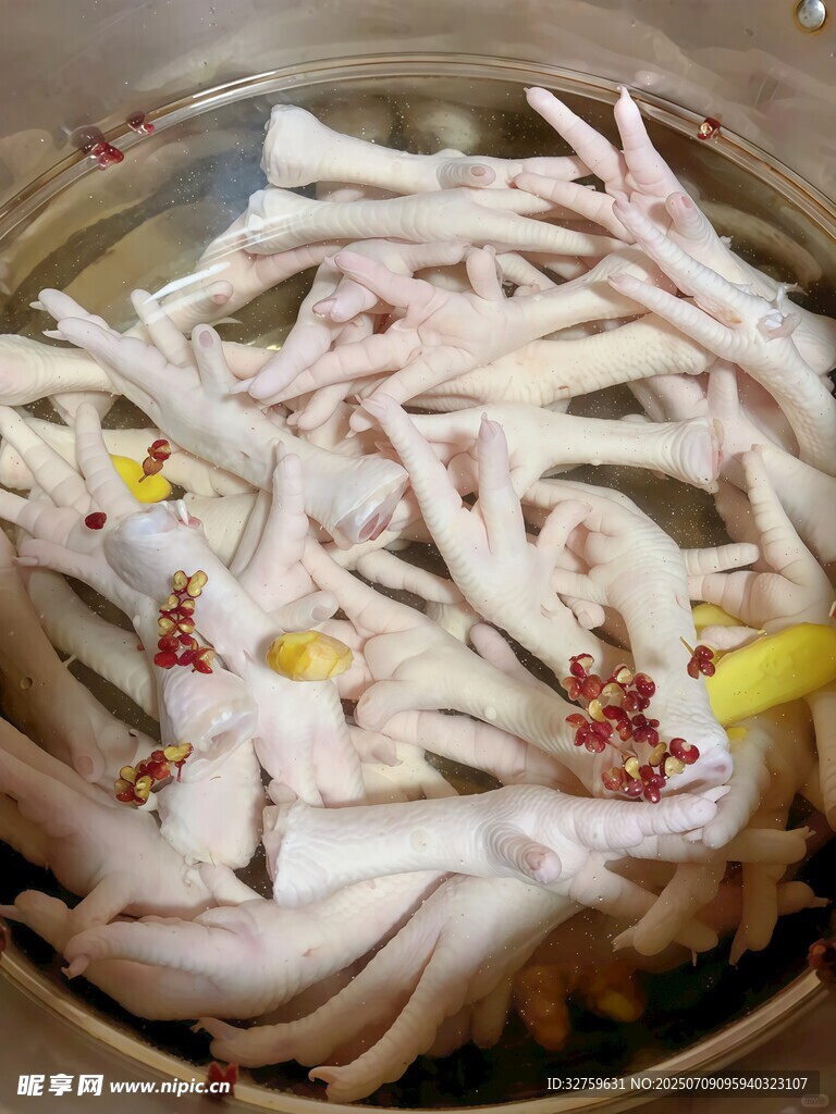 盆中泡制的鸡爪