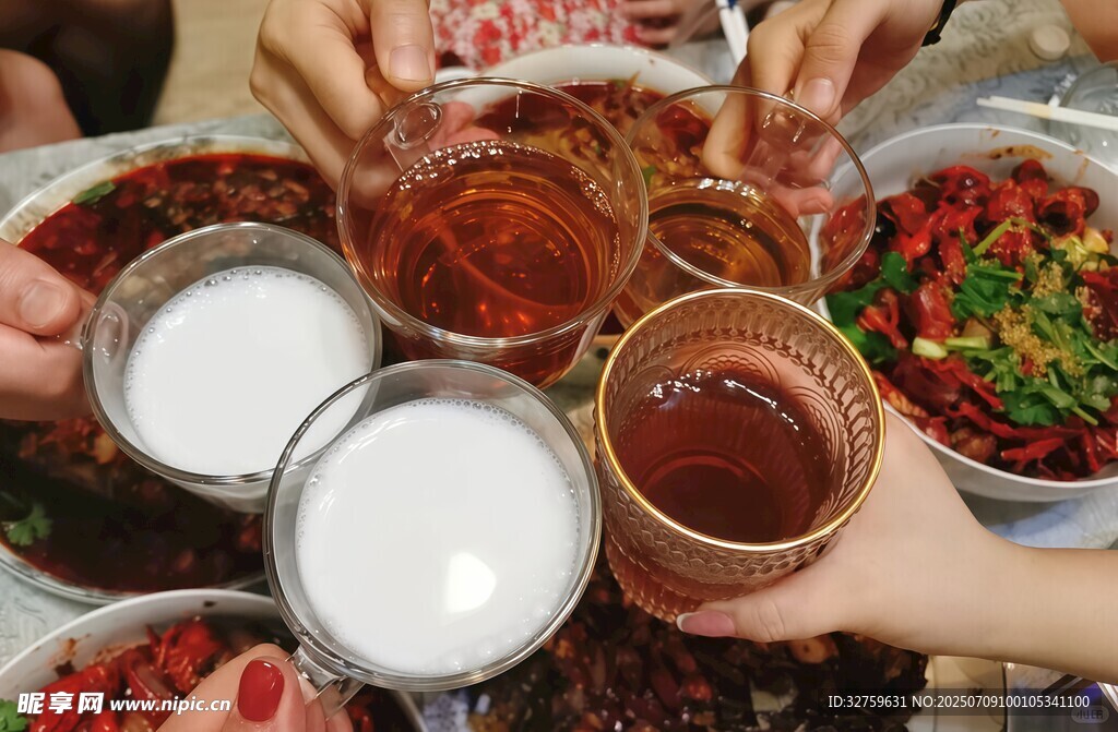 众人共享多样美食饮品