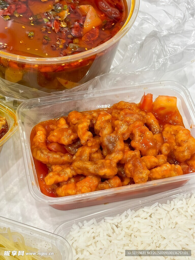 美味虾仁搭配米饭与汤