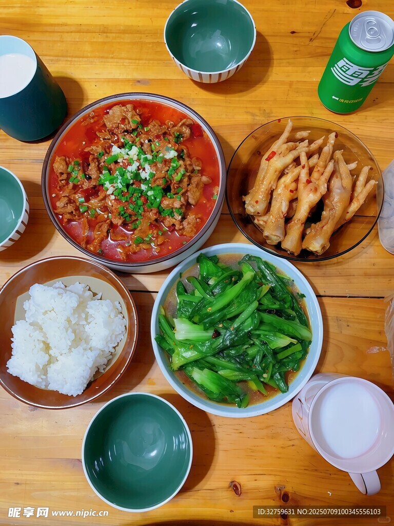 丰盛家常菜摆桌待享用
