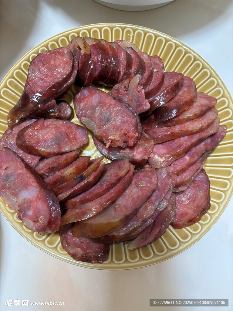 美味腊肠摆放在竹制盘中
