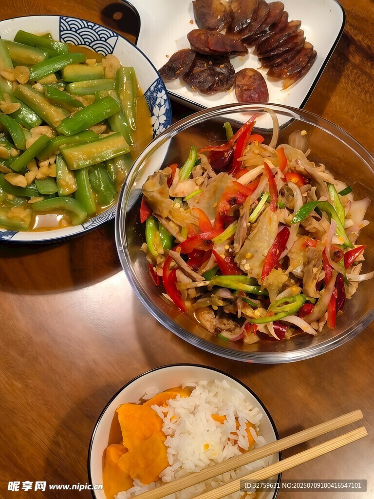 丰盛家常菜摆桌
