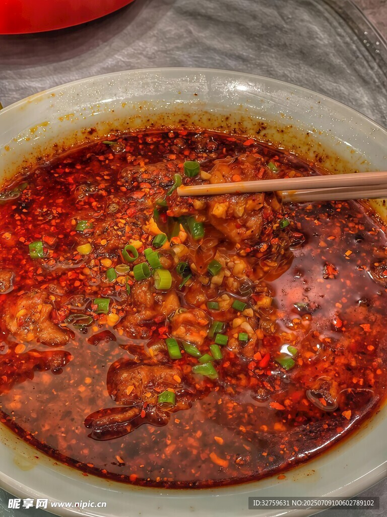 麻辣鲜香的诱人红油汤底