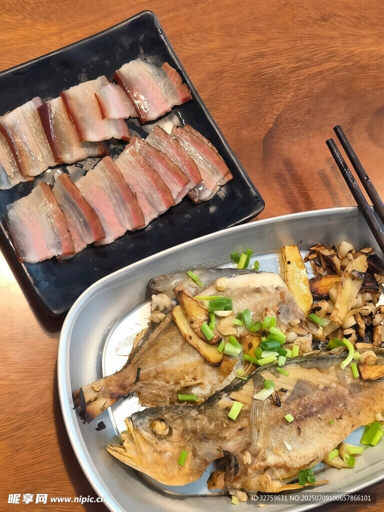 美味日式烤肉与烤鱼拼盘