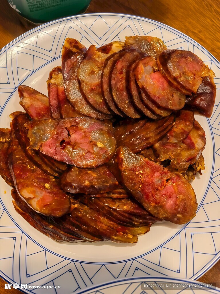 美味切片香肠摆于盘中