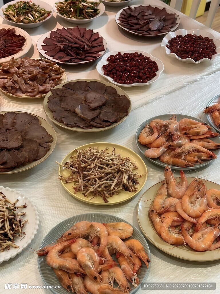 丰盛美食盛宴摆满餐桌