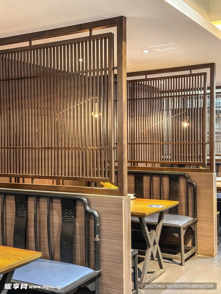 现代简约风餐厅隔断设计