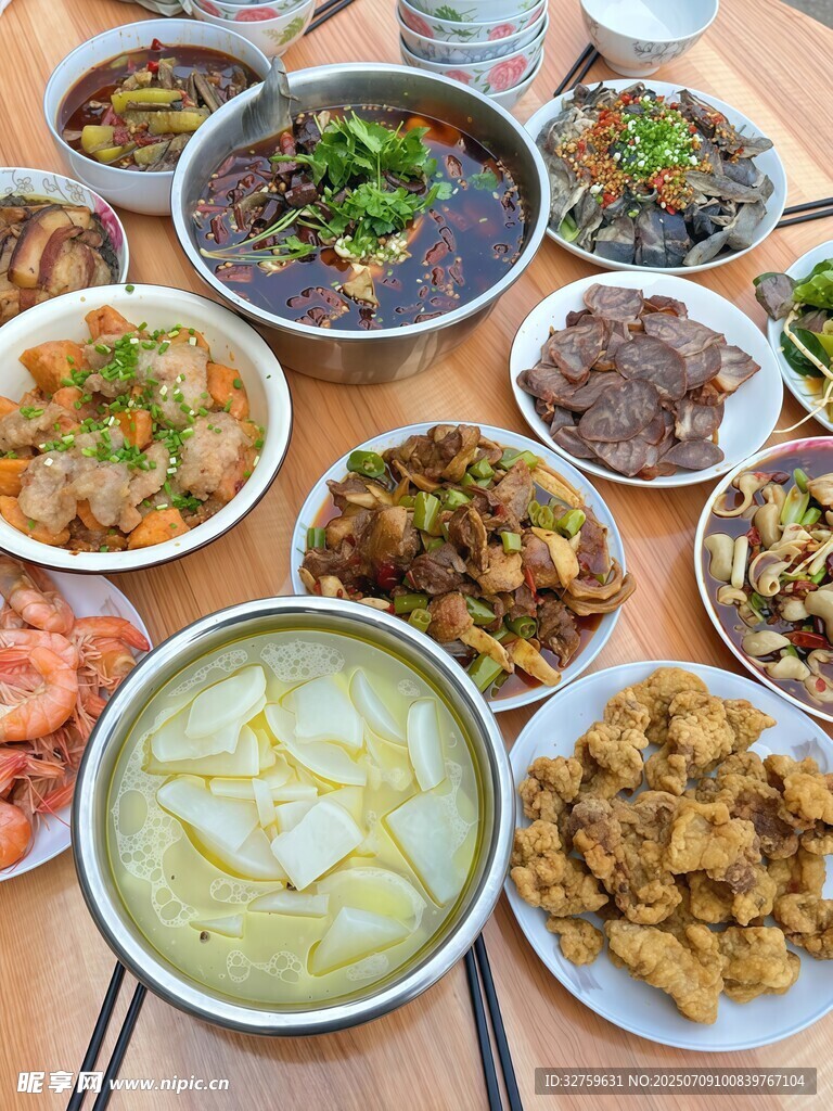 丰盛中式菜肴摆满一桌
