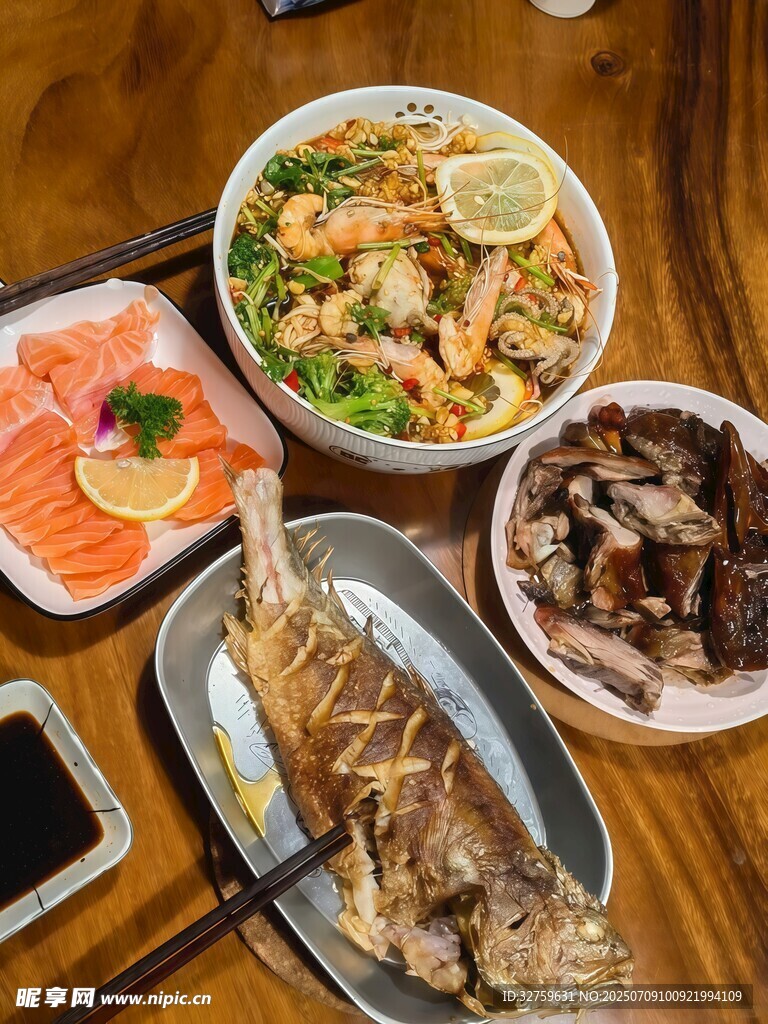 丰盛中式海鲜美食拼盘