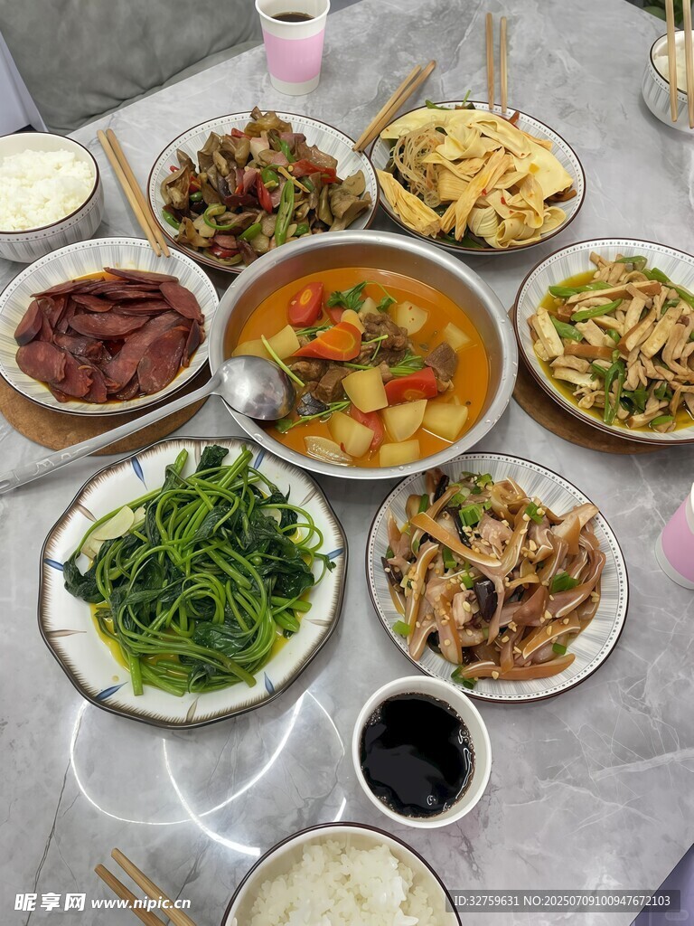 丰盛中式菜肴摆满一桌
