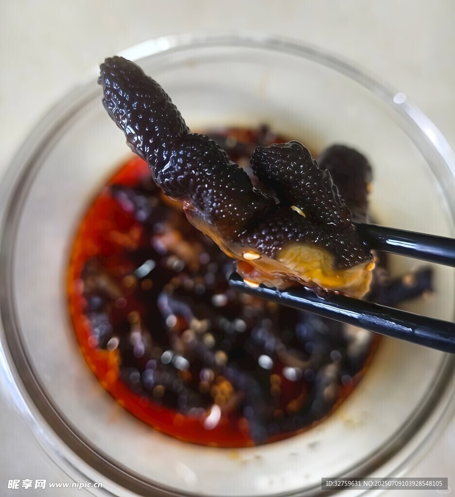 乌鸡爪 筷子夹海参蘸料特写