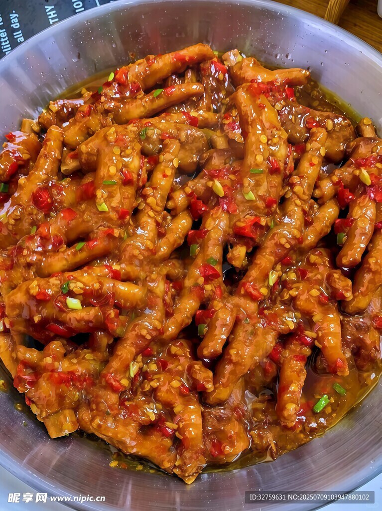 香辣美味的凉拌鸡爪