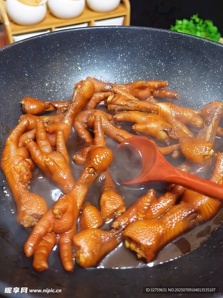 锅中烹制美味红烧鸡爪