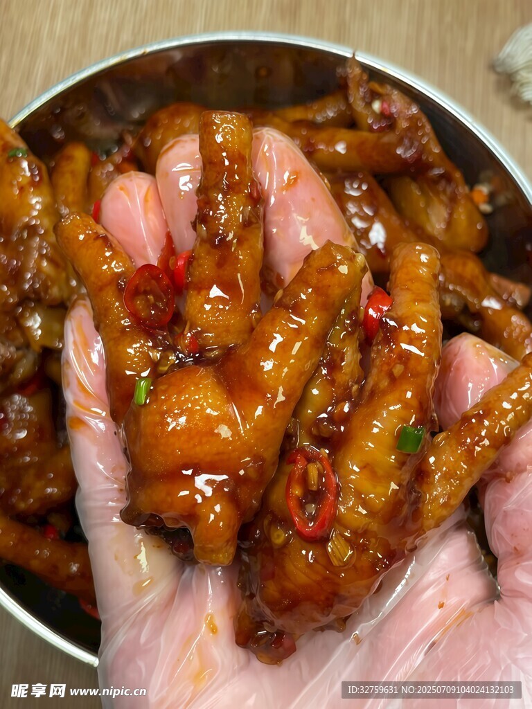 美味诱人的香辣凤爪