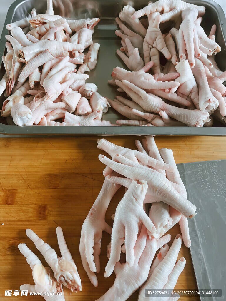 新鲜鸡爪待烹饪