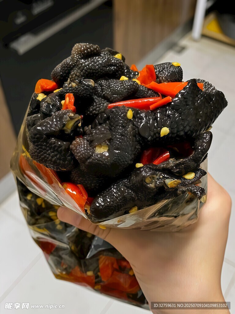 香辣美味的腌制黑鸡爪
