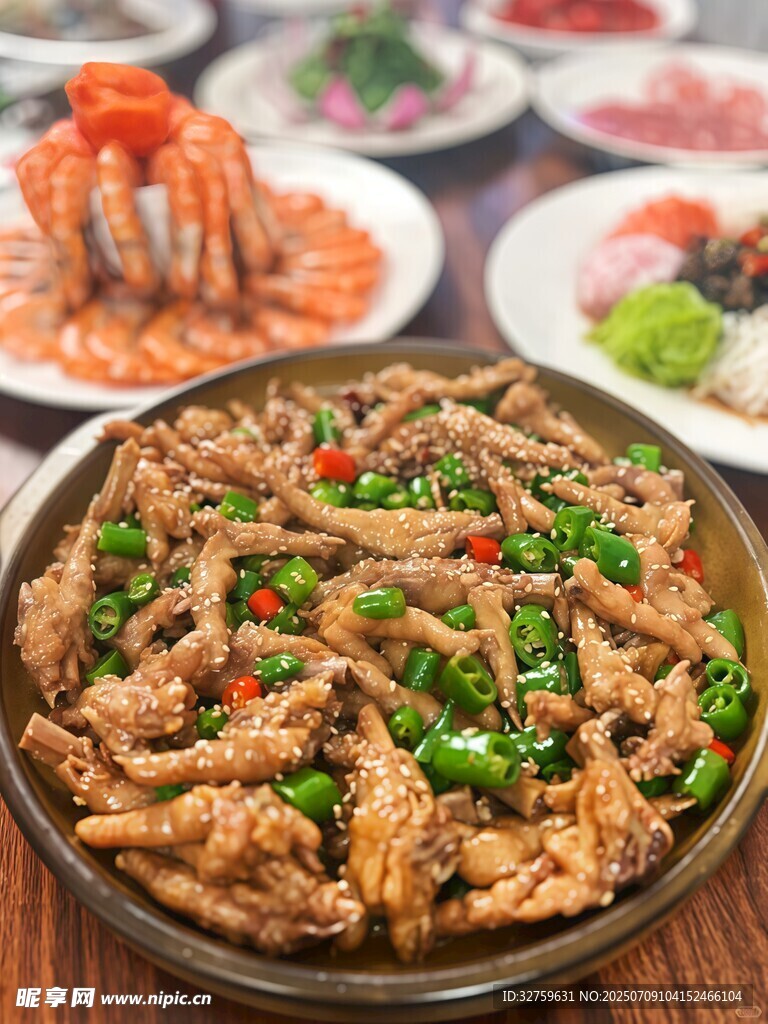 美味肉丝菜肴诱人上桌
