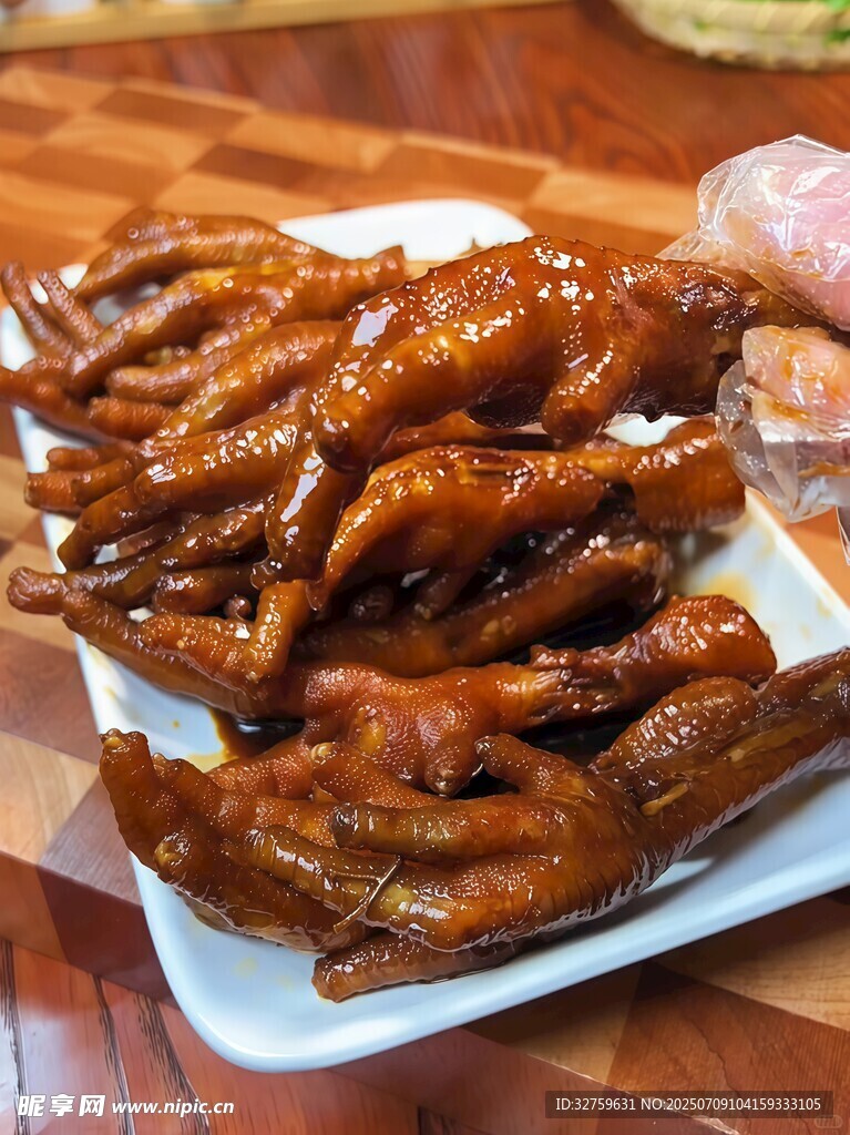 美味卤鸡爪摆放在盘中