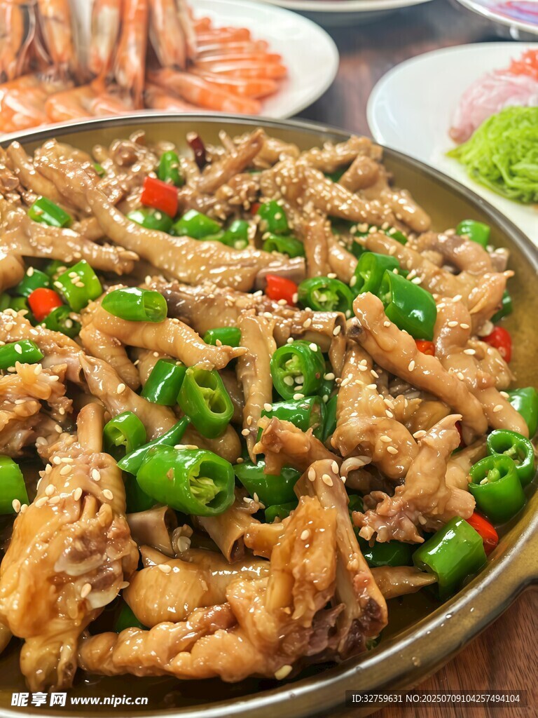 香辣美味的手撕鸡大盆菜鸡爪