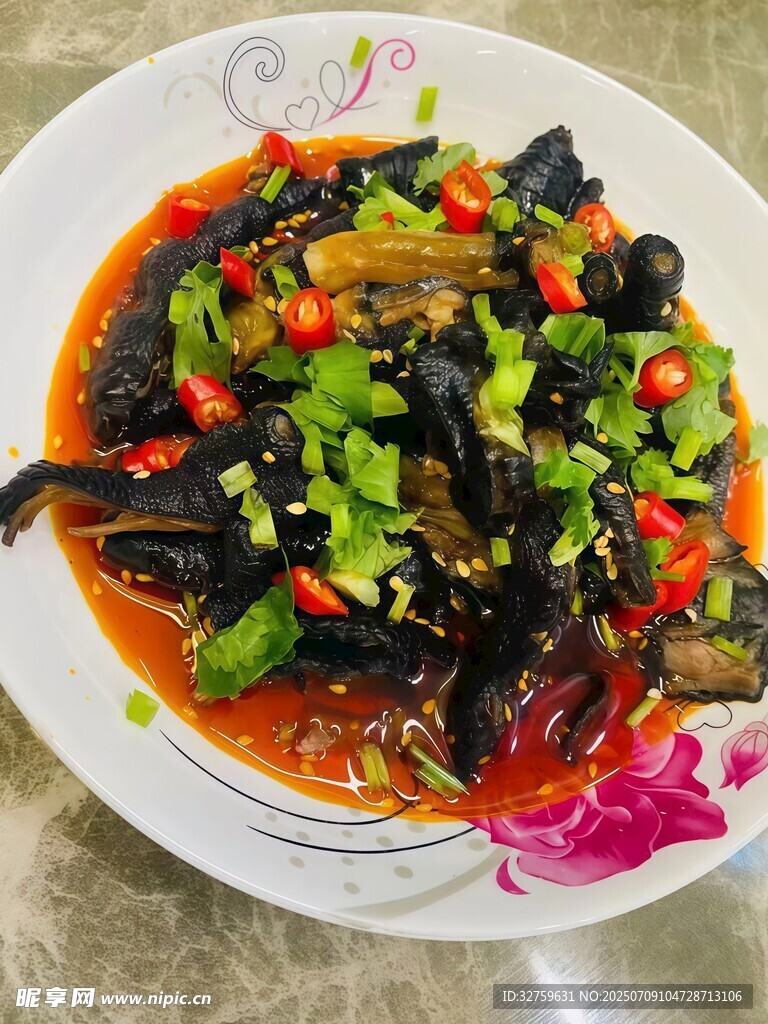 香辣可口的凉拌鸡爪