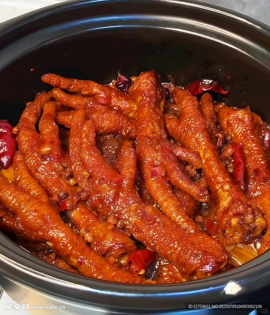 香辣诱人的美味卤鸡爪