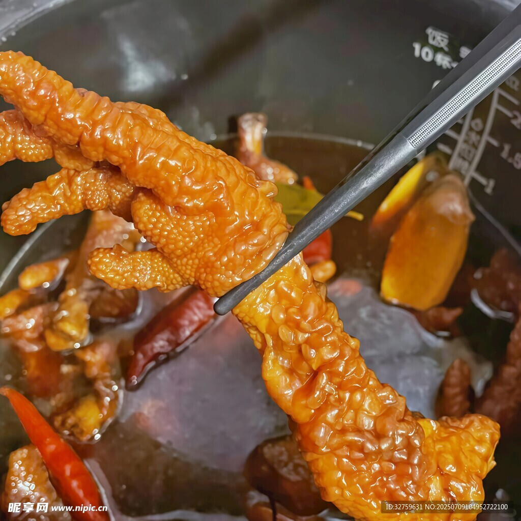 香辣凤爪诱人烹饪瞬间