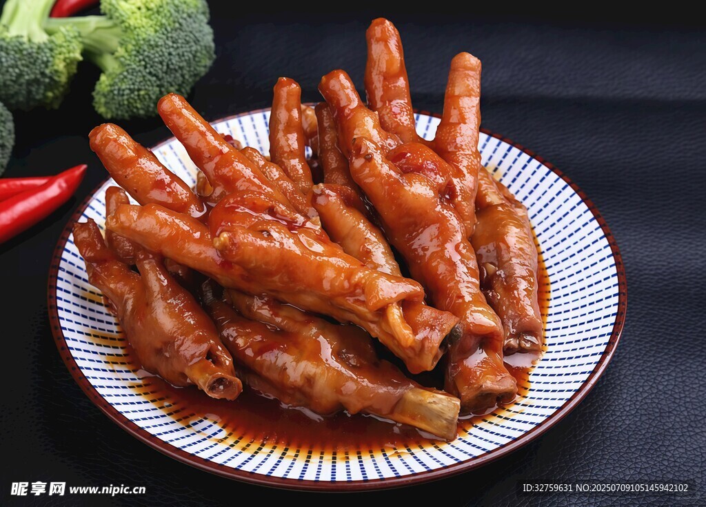 美味红烧凤爪摆于盘中