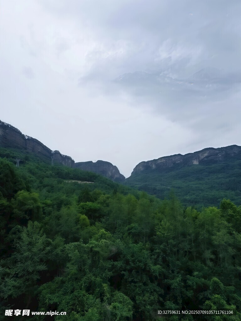 山峦绿意间的天空景致