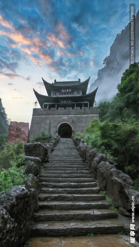 古建石阶映于秀丽山水间