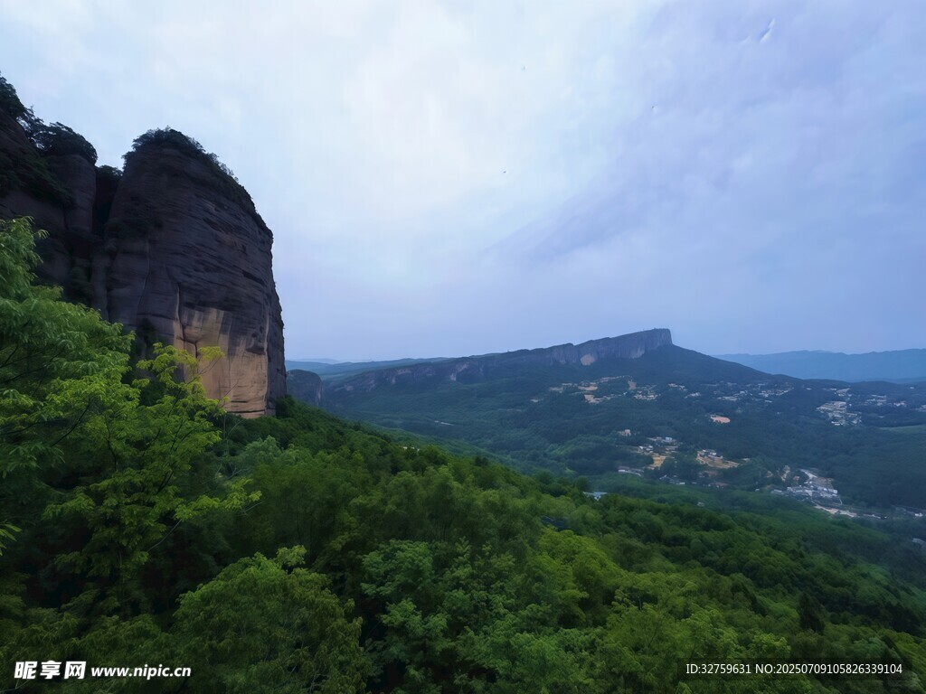 山峦绿意间的壮美景色