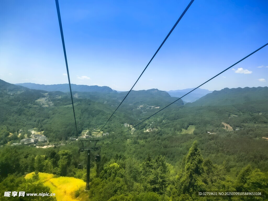 山间缆车穿梭于翠绿山林