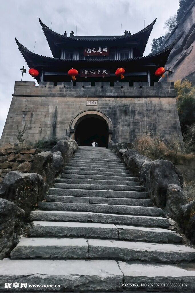 古建石阶上的中式楼阁