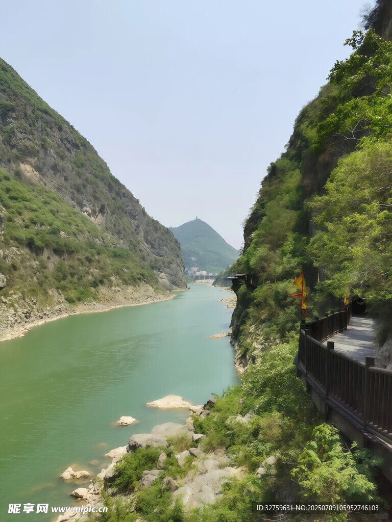 壮丽山河间的碧绿江水
