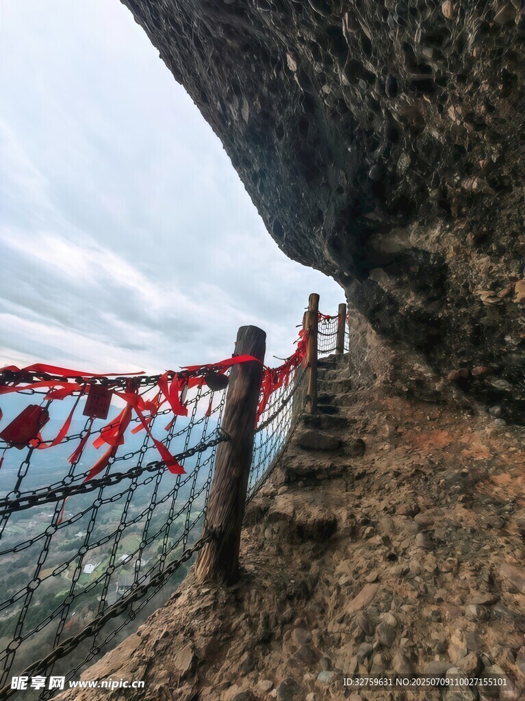 山间祈福绳挂于围栏处